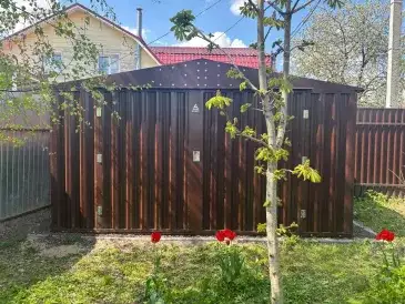 Вместительный хозблок для садовой техники и инвентаря в шоколадном цвете в дер. Борзые, г.о. Истра, МО