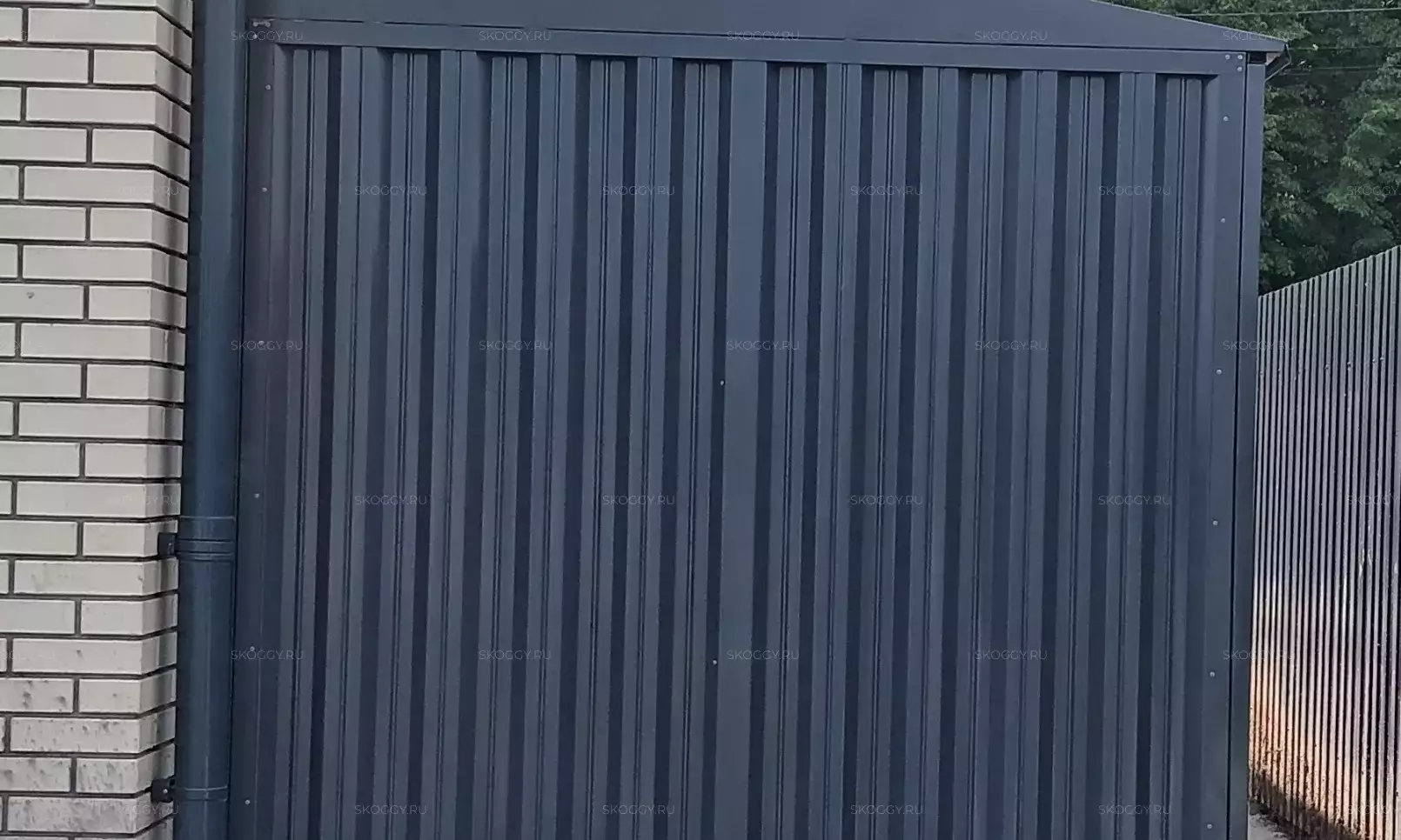 Прочный металлический хозблок СКОГГИ с односкатной крышей