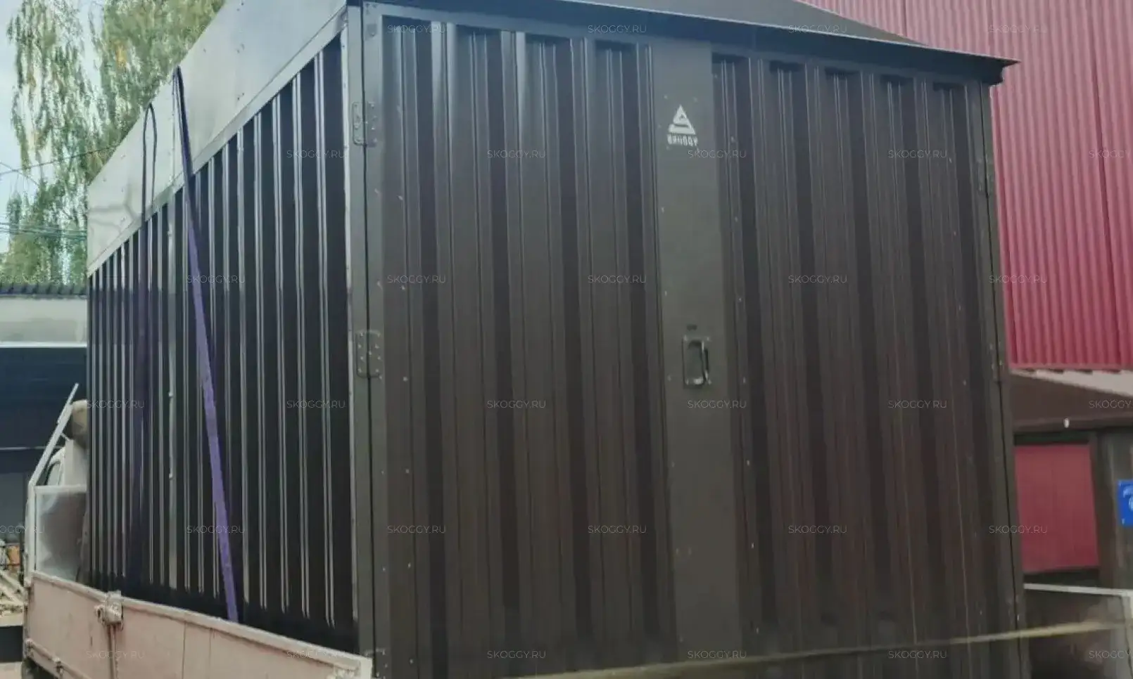 Хозблок СКОГГИ с односкатной крышей и воротами